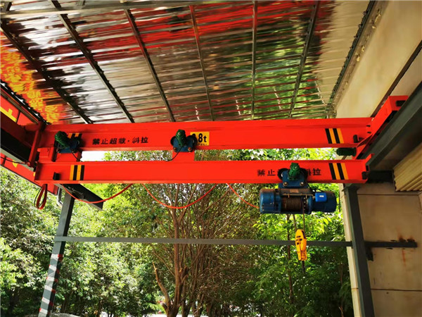 自行研发可伸缩式起重机(图1)